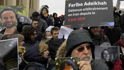 مظاهرة بفرنسا دعما لمحتزين فرنسيين في إيران