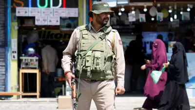 أحد أفراد قوات الأمن الهندي في محيط موقع هجوم كشمير