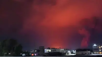 آثار غارة إسرائيلية في درعا فجر الأربعاء