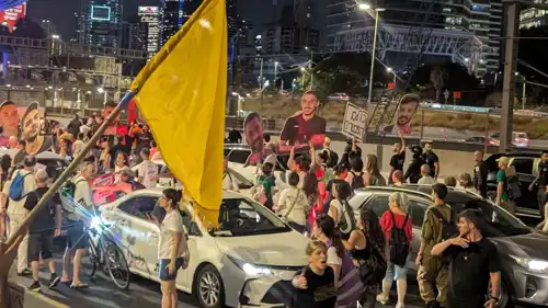 متظاهرون يغلقون شارعا في تل أبيب