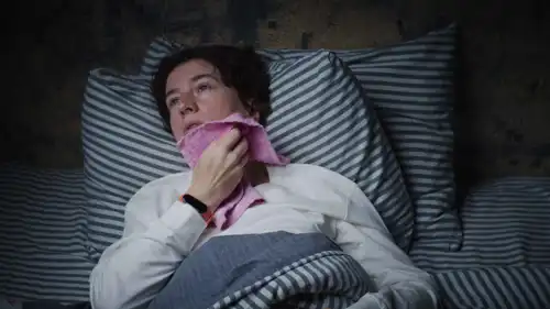 النوم في غرفة حارة (تعبيرية)