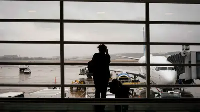 امرأة في أحد مطارات الولايات المتحدة