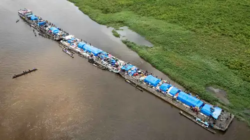 قارب نقل ركاب في نهر بالكونغو