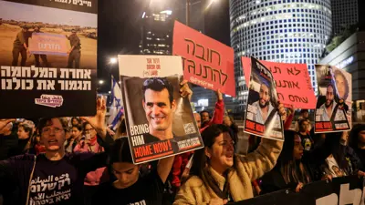 إسرائيليون يحتجون ضد الحكومة ويعربون عن دعمهم للرهائن المحتجزين في قطاع غزة.