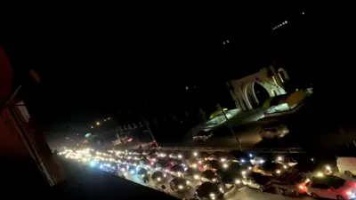 عشرات السيارات تنزح جماعياً من حمص