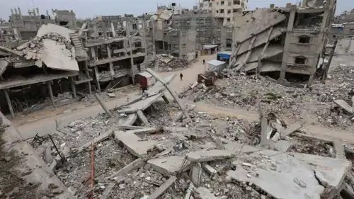 أنقاض المباني المدمرة في غزة 