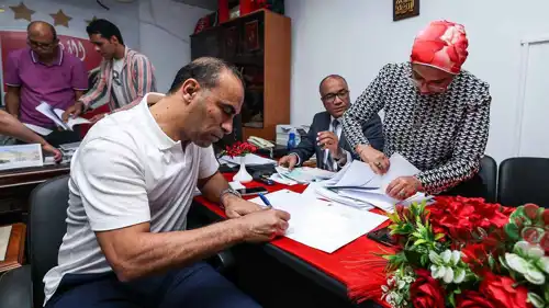 سيد عبد الحفيظ أثناء تقدمه بأوراق ترشحه لانتخابات الأهلي