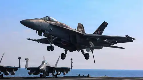 مقاتلة أمريكية تهبط على حاملة الطائرات أبراهام لينكولن