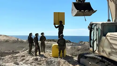 جنود إسرائيليون يضعون مكعبات ترسم الخط الأصفر في غزة