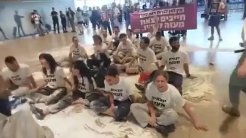 المحتجون في مطار بن غوريون