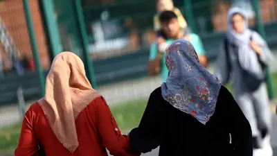 لاجئون يسيرون في أول مركز استقبال للاجئين في جيسن بألمانيا