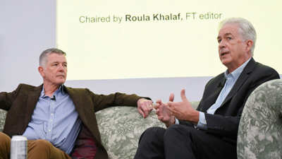 بيل بيرنز وريتشارد مور خلال الاجتماع