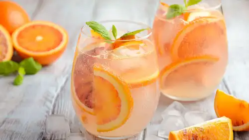 الماء بالفاكهة والصودا 