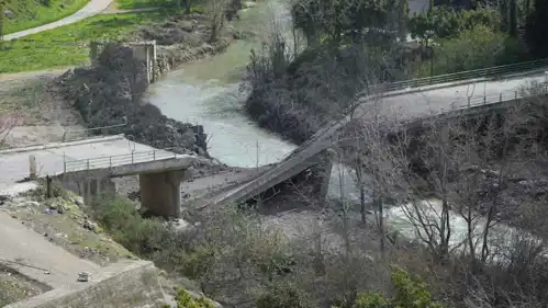 جسر دمرته إسرائيل فوق نهر الليطاني جنوب لبنان