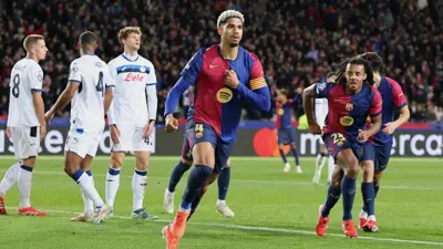 احتفال لاعبي برشلونة الإسباني