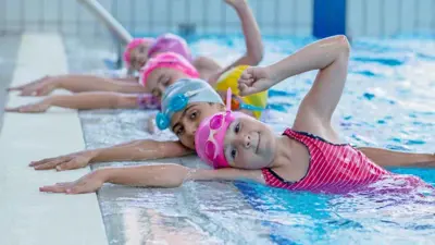 أطفال في بركة سباحة