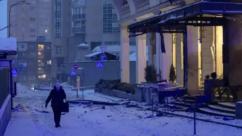 سيدة تسير بين الثلوج في كييف