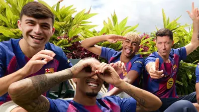 لامين يامال مع نجوم برشلونة