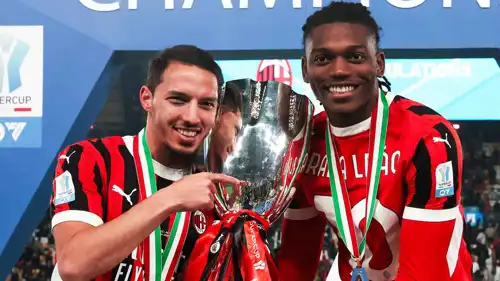 بن ناصر (يسار) مع البرتغالي لياو في ميلان الإيطالي