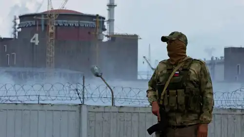 جندي روسي أمام محطة زابوروجيا 