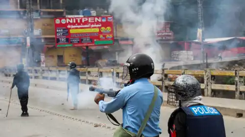 قوات الأمن في مواجهة المحتجين