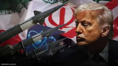 ترامب وفي الخلفية علما إيران والولايات المتحدة