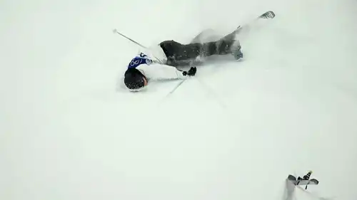 إلياس لايونن بعد سقوطه خلال تنفيذه حركة استعراضية