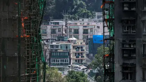 مبان متضررة بسبب الحريق