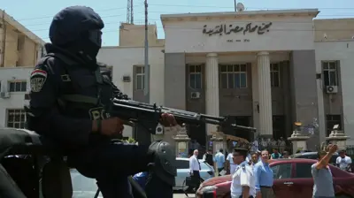 أحد أفراد القوات الأمنية أمام محكمة في القاهرة ـ أرشيف