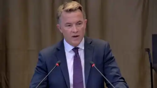 نائب وزير الخارجية النرويجي أندرياس موتزفيلد كرافيك.