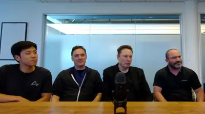 إيلون ماسك وفريقه خلال البث المباشر