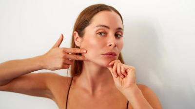 سيدة تمارس يوغا الوجه