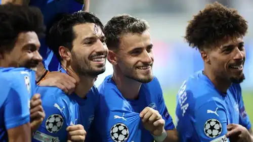 لاعبو بافوس القبرصي يشيرون إلى شعار دوري الأبطال