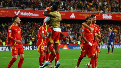 احتفال لامين يامال مع لاعبي منتخب إسبانيا