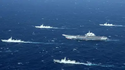 حاملة طائرات وقطع بحرية صينية