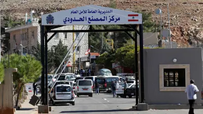 معبر المصنع الحدودي بين سوريا ولبنان يشهد حركة بعد سقوط الأسد