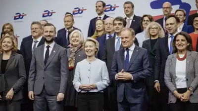 دير لاين ورئيس الوزراء البولندي خلال اجتماع للمفوضية 