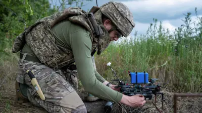 جندي أوكراني يطلق المسيرات