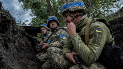 قوات أوكرانية في أرض المعركة