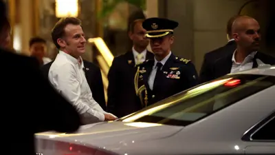 لحظة وصول ماكرون إلى سنغافورة