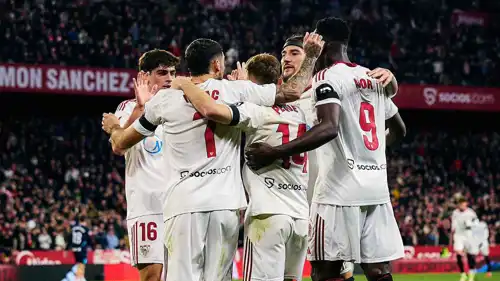 أكور أدامز مع لاعبي إشبيلية