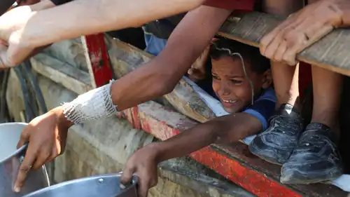 أطفال من غزة يتسابقون للحصول على الطعام