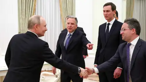 الرئيس الروسي فلاديمير بوتين ومبعوثون أمريكيون خلال اجتماع في الكرملين