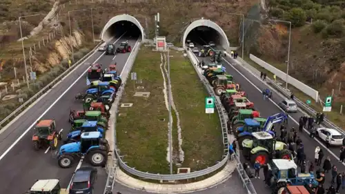 مزارعون يونانيون يغلقون مجمع أنفاق تيمبي