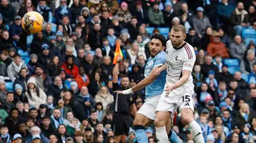 عمر مرموش في مباراة مانشستر سيتي وسالفورد