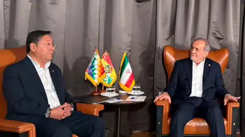 الرئيس الإيراني مسعود بزشكيان مع نظيره البوليفي لويس آرسه كاتاكورا 