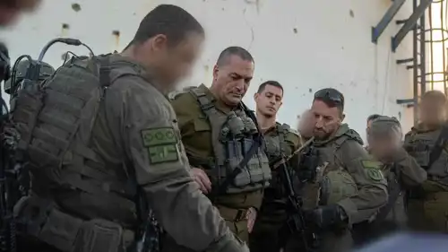 زامير يتوسط جنوده