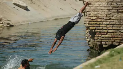 عراقي يسبح في نهر الحسينية بكربلاء