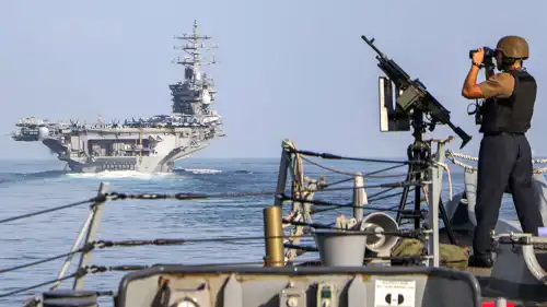 حاملة طائرات أمريكية تعبر مضيق هرمز 