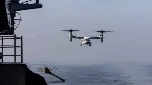 طائرة عسكرية لحظة هبوطها على سطح حاملة الطائرات "لينكولن"